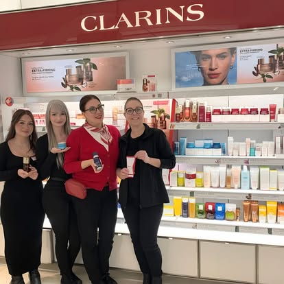 Équipe beauté devant le comptoir Clarins