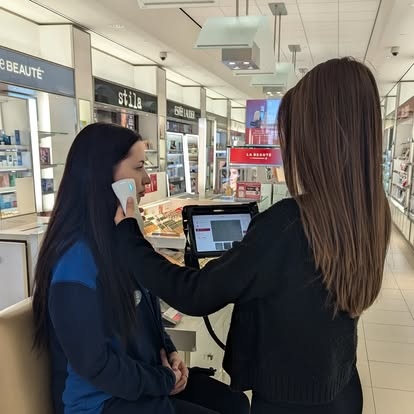Cosméticienne en consultation personnalisée Pharmaprix Saint-Lazare