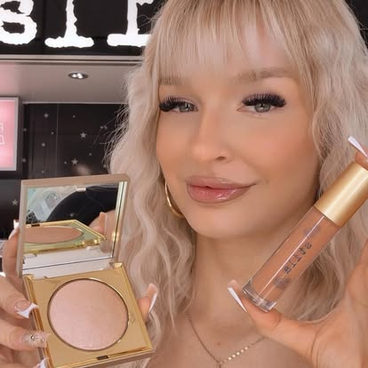 Cosméticienne avec produits de beauté