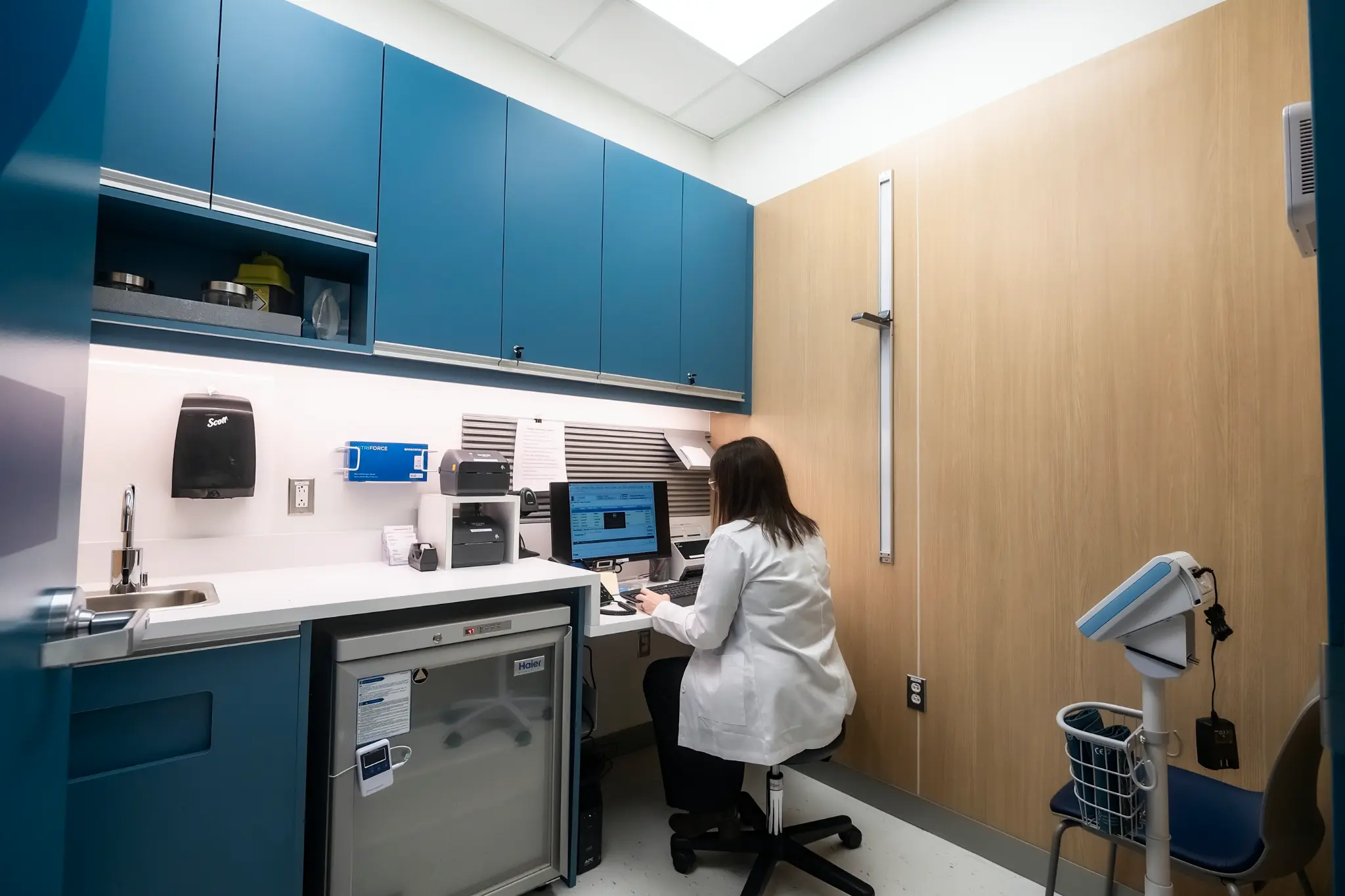 Salle de consultation privée — infirmière au bureau