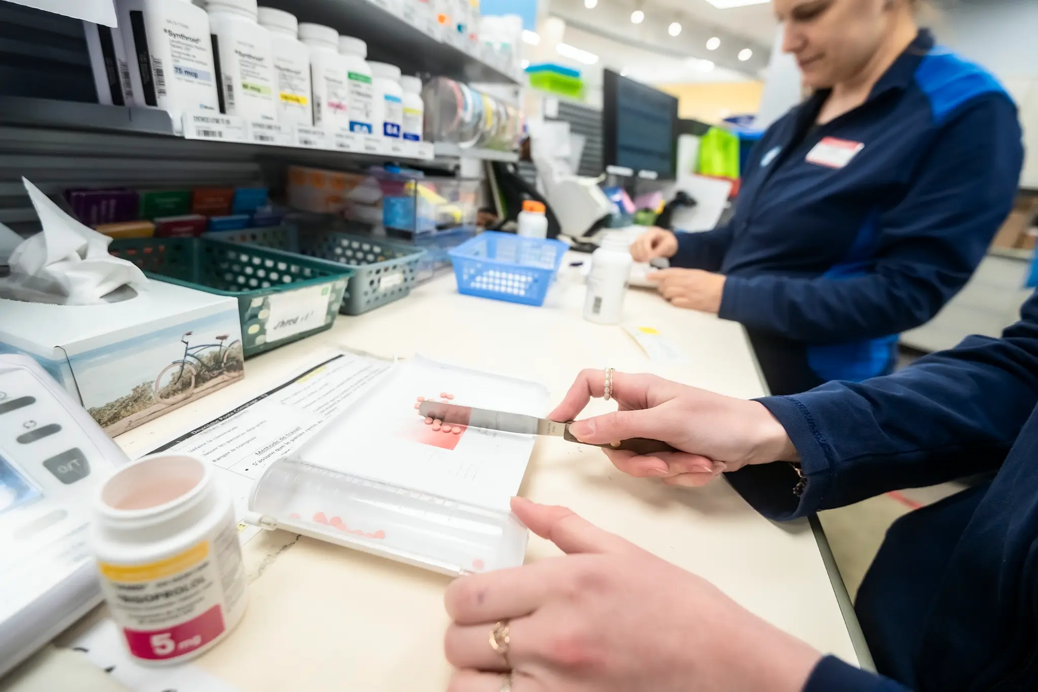 Préparation d'ordonnance — pharmacienne au comptoir