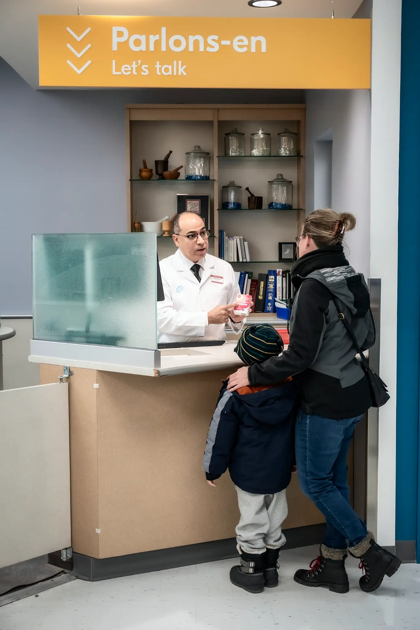 Pharmacien en consultation au comptoir Parlons-en