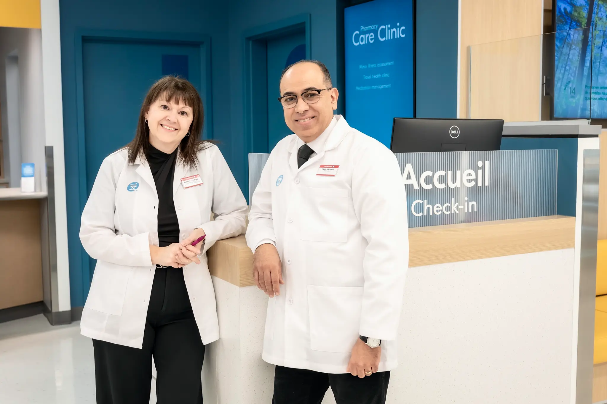 Équipe Pharmaprix Saint-Lazare — Souren Bedrossian et collègue devant le comptoir Accueil